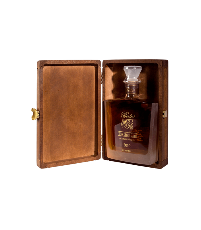 Grappa TRE SOLI TRE in Holzkiste Bernsteinfarbe. In der Nase komplex